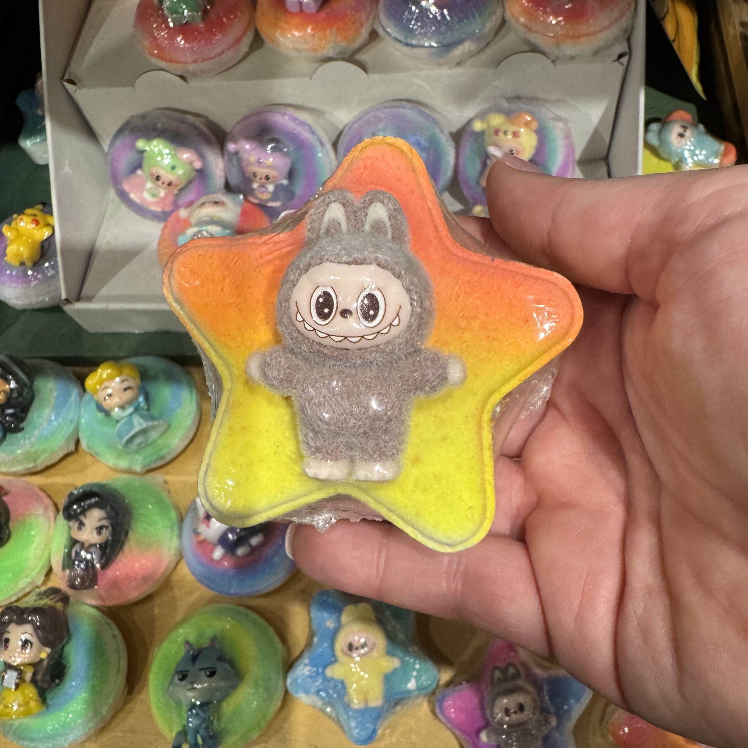 Bombe de bain avec jouet Labubu brun étoile orange - Ka-Boum