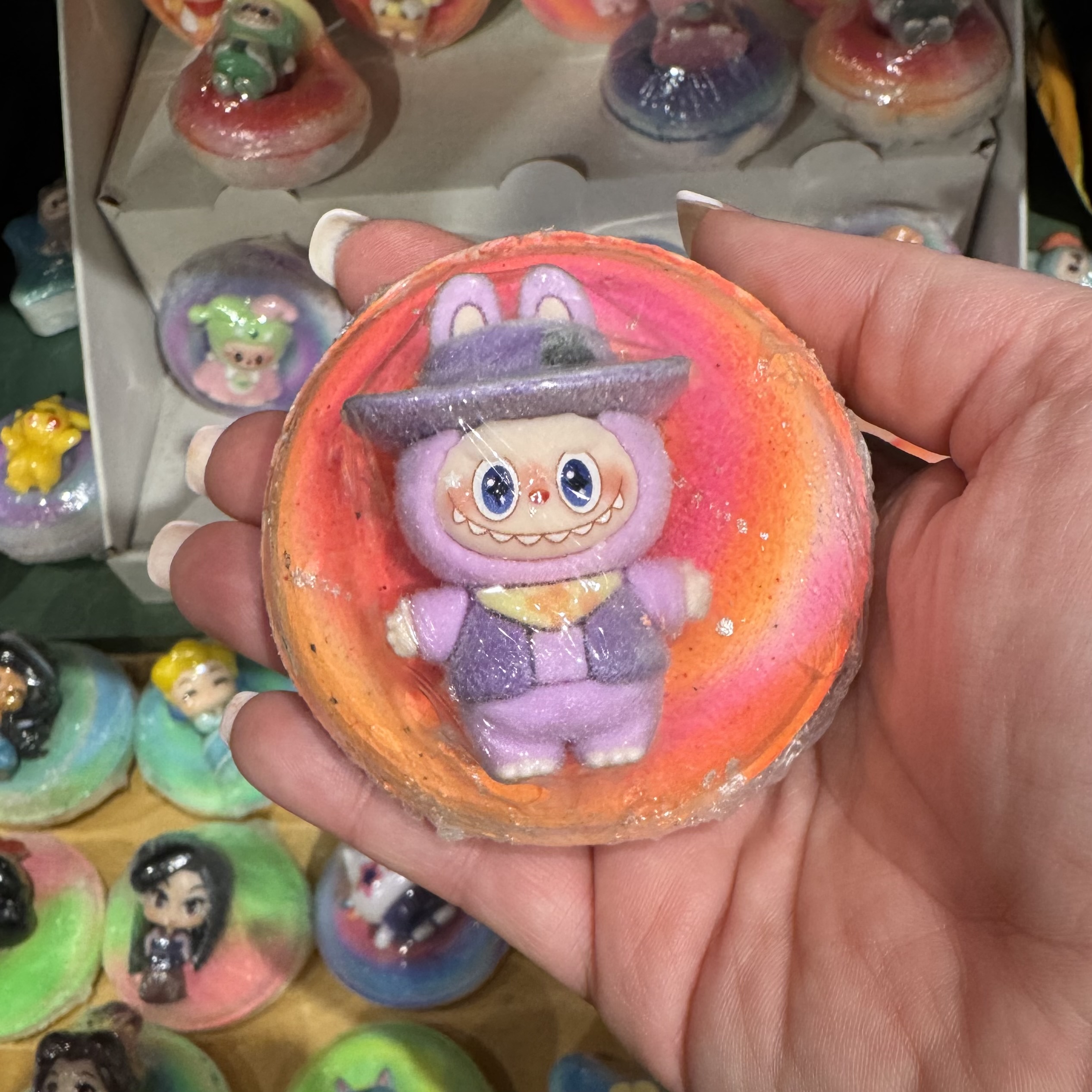 Bombe de bain avec jouet Labubu violet avec chapeau de cowboy violet - Ka-Boum