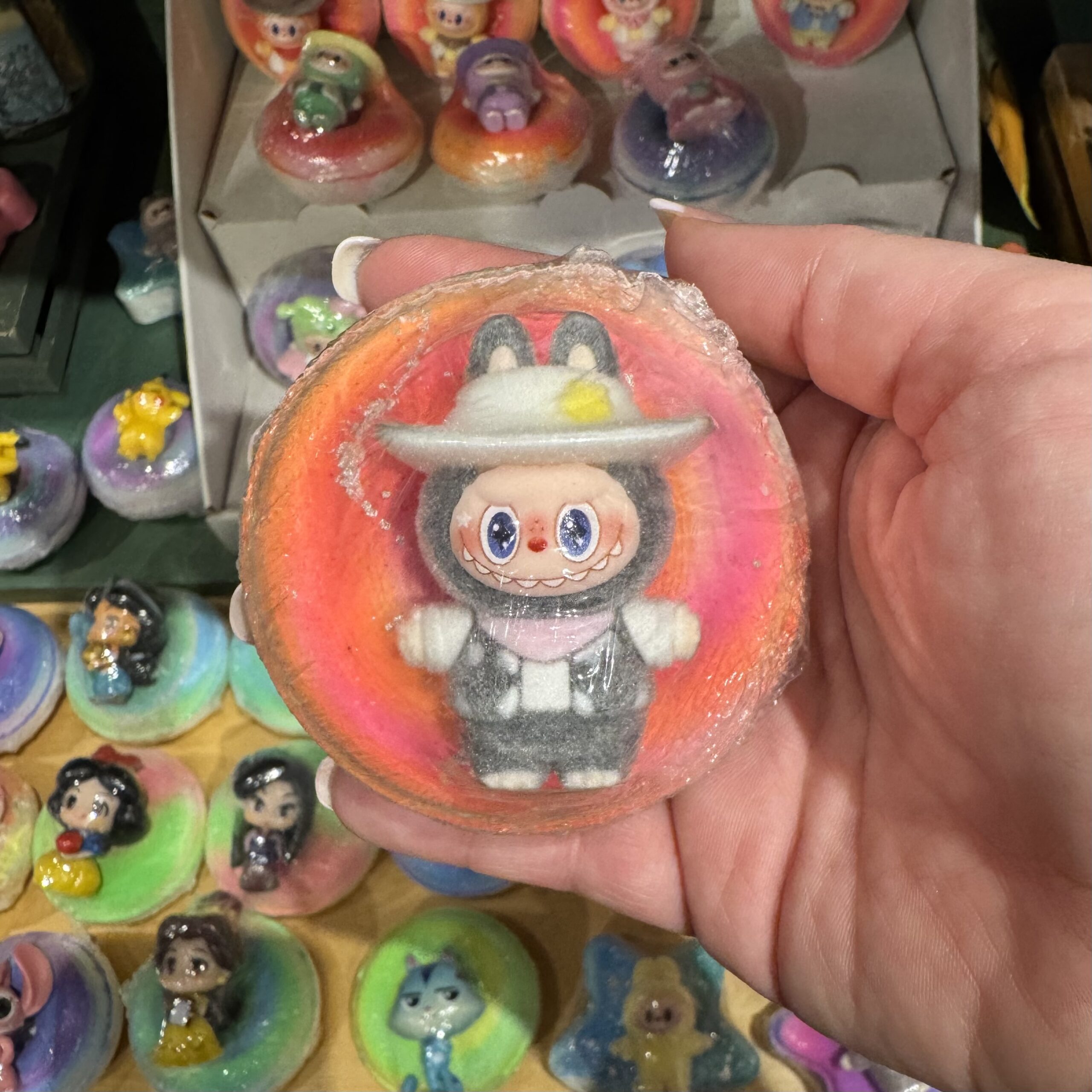 Bombe de bain avec jouet Labubu brun avec chapeau de cowboy blanc - Ka-Boum