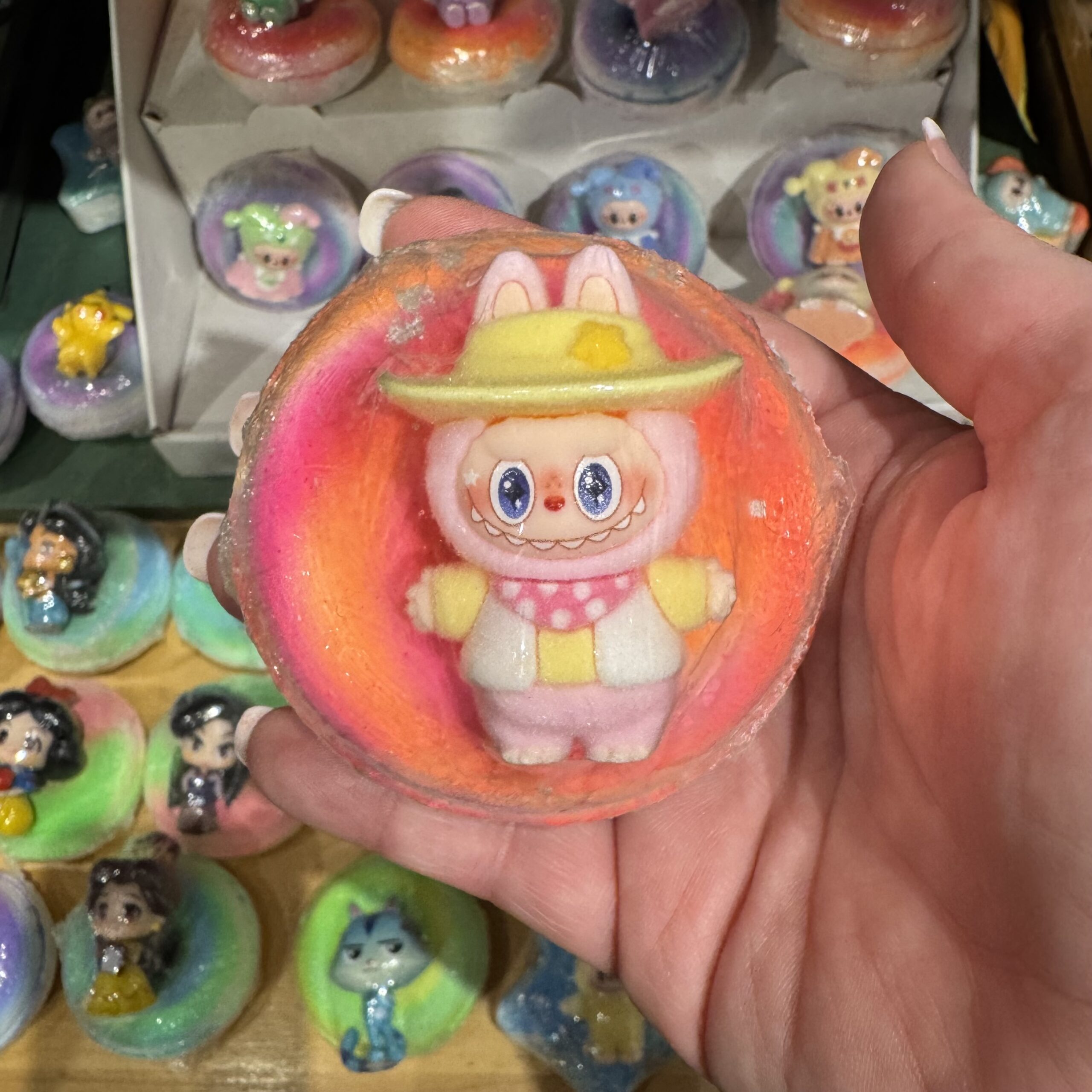 Bombe de bain avec jouet Labubu rose avec chapeau de cowboy jaune - Ka-Boum