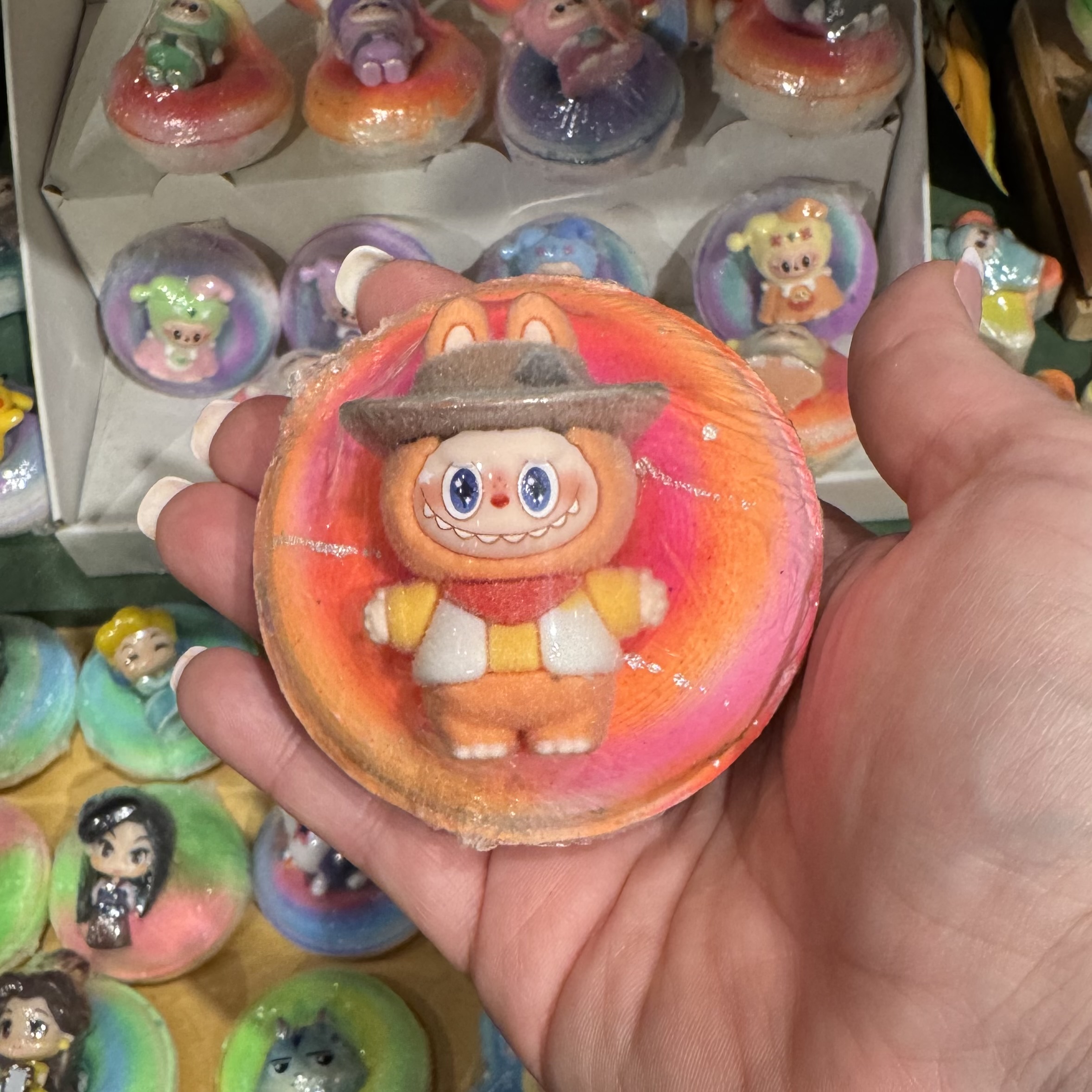 Bombe de bain avec jouet Labubu orange avec chapeau de cowboy - Ka-Boum