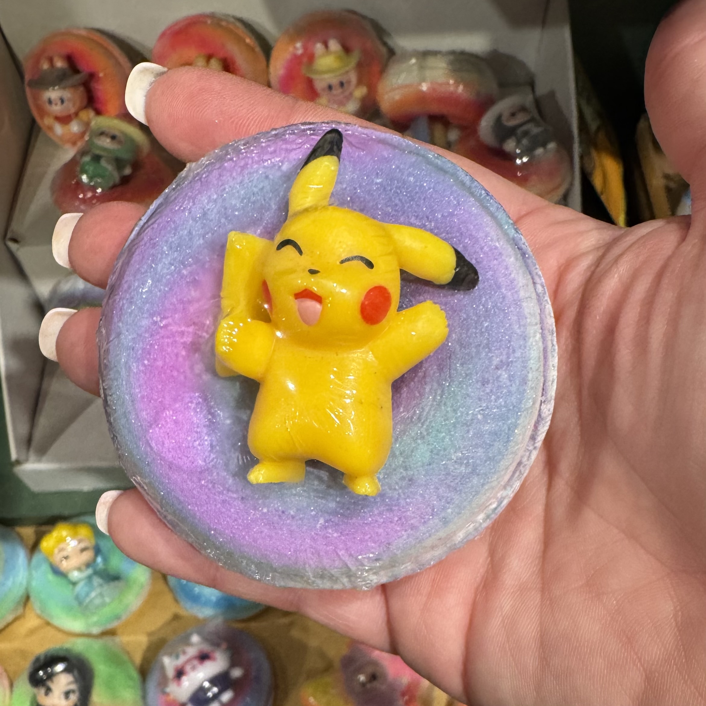 Bombe de bain avec jouet Pikachu main droit levé - Ka-Boum