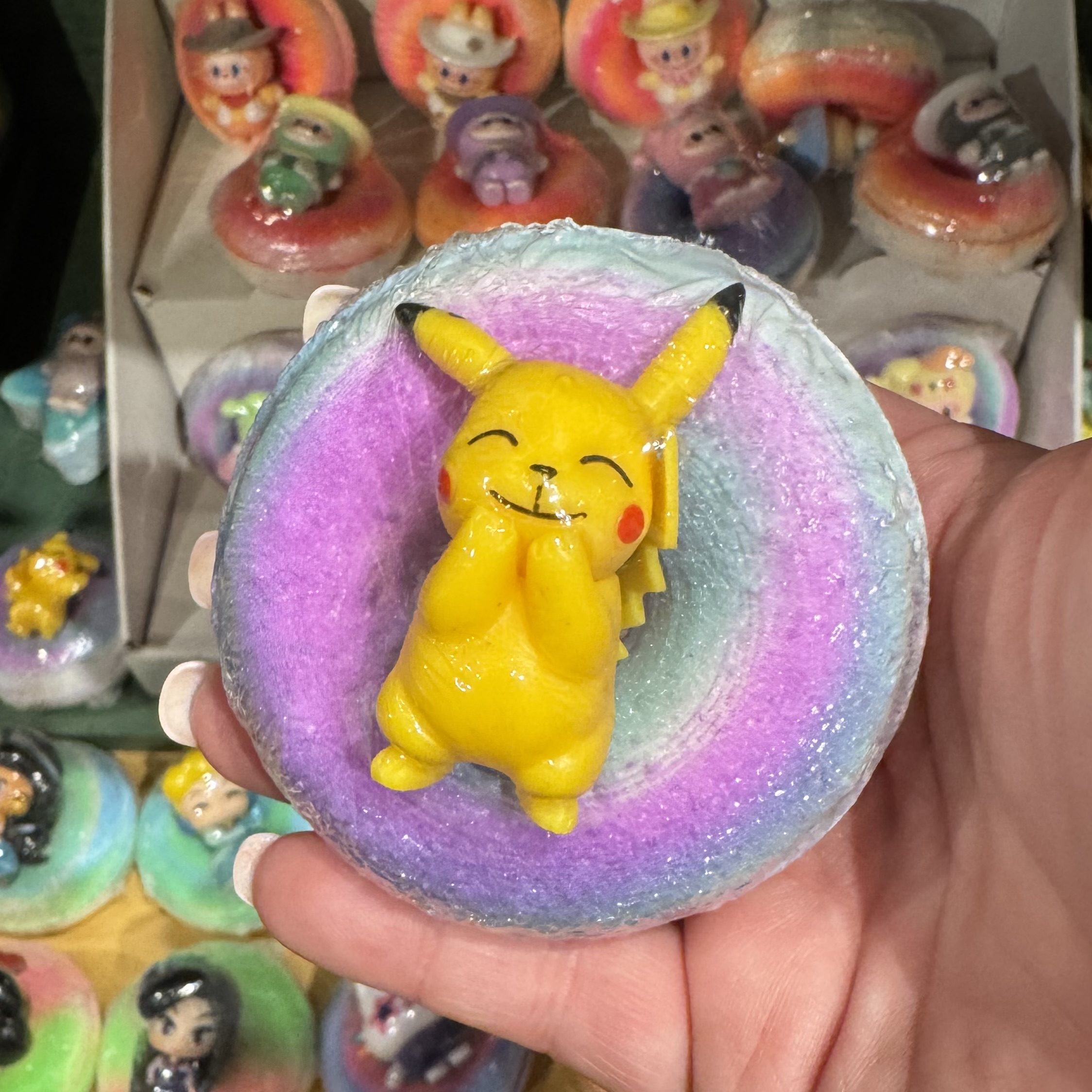 Bombe de bain avec jouet Pikachu  mains jointes- Ka-Boum