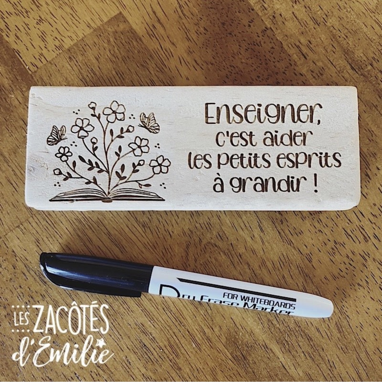 Brosse à tableau blanc avec marqueur noir pour enseignante