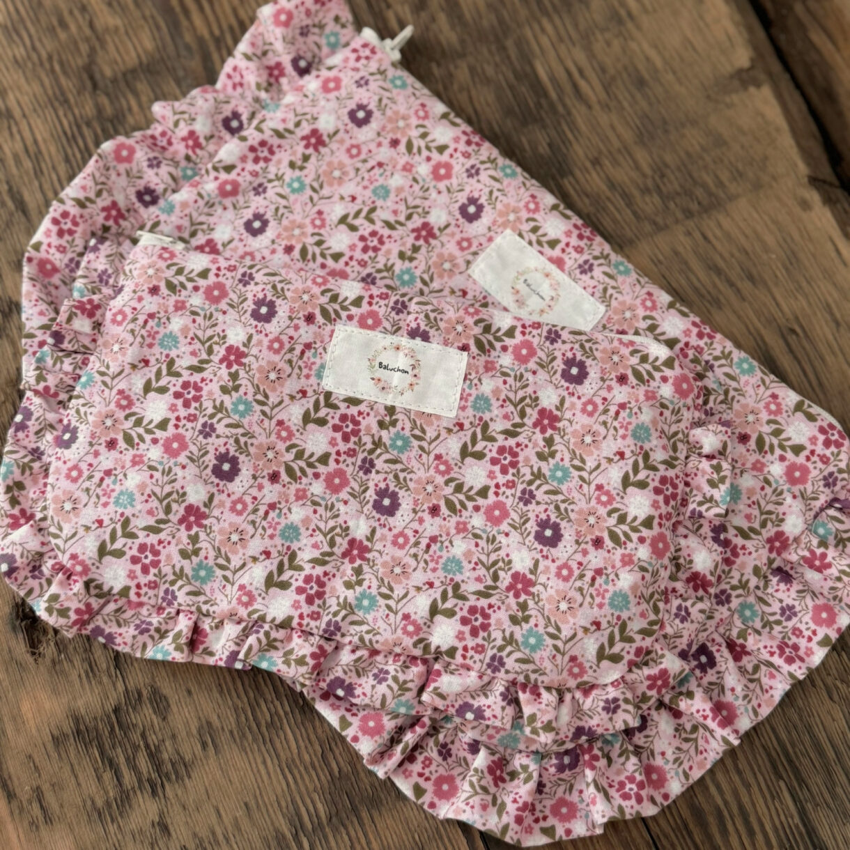 sac à cosmétique froufrou format petit rose avec fleurs - Baluchon – Image 3