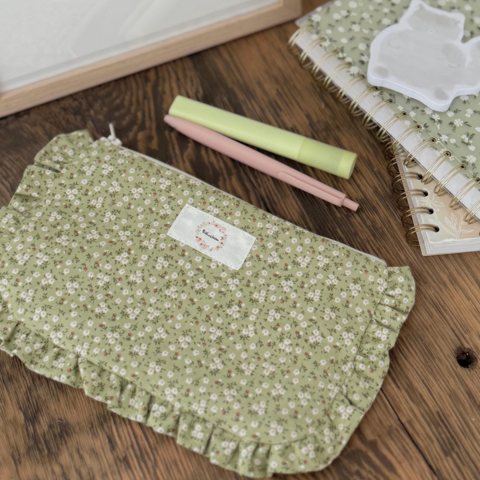 sac à cosmétique froufrou format petit vert avec fleurs – Baluchon